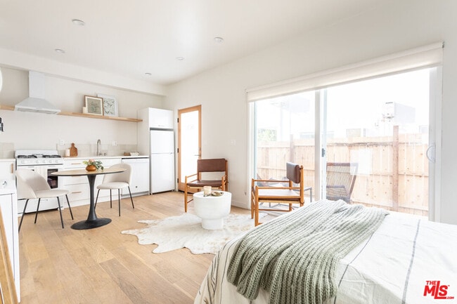 Building Photo - 3613 1/4 Bellevue Ave