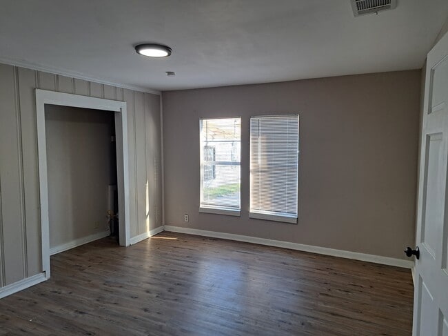 Building Photo - 1430 W 5th Ave Rental