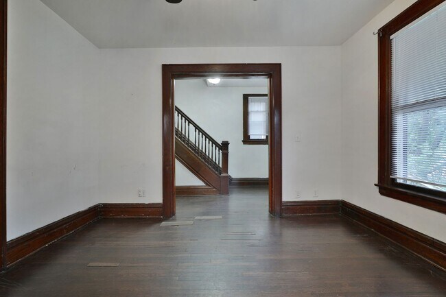 Photo - Great CENTRAL Location 5 Bedroom House - Virtual Showings Available