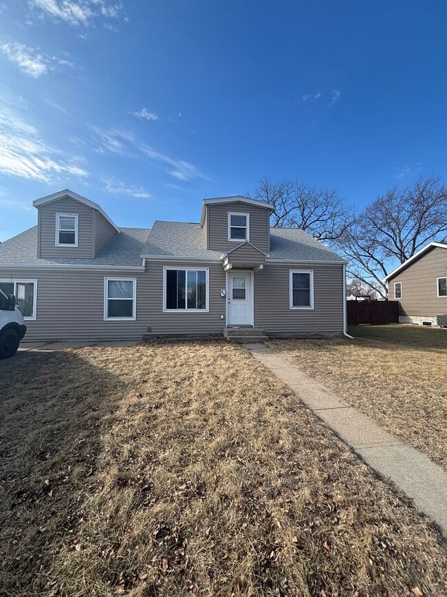 Building Photo - 3 Bed | 2 Bath | 2 Car Garage | Fully Fenced Yard