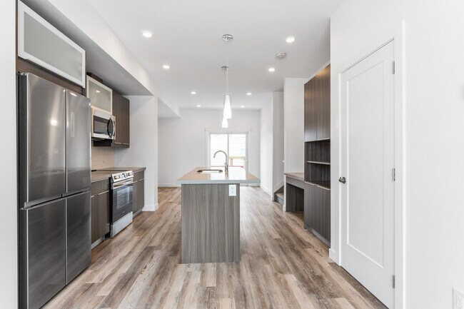 Photo - 15014-15094 94 Ave NW Unité Main 4