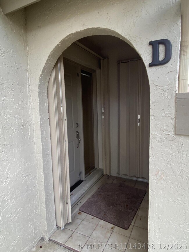 5621 Coach House Cir Unit D