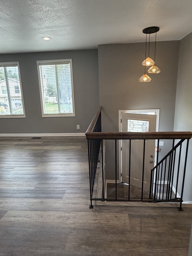 Photo - 3212 Hollyhock Hill