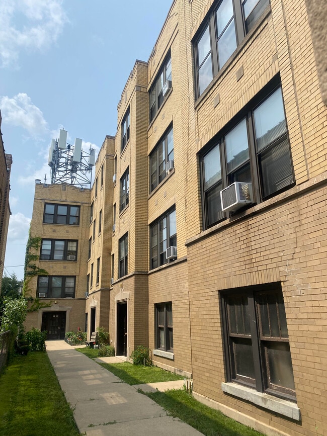 Building Photo - 3106 N Haussen Ct Unit 2E Rental