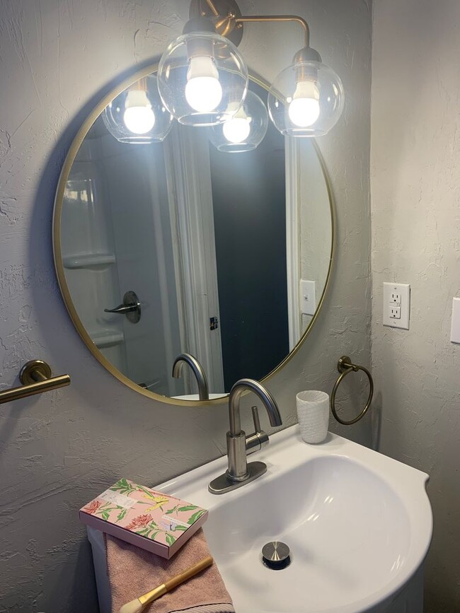 Building Photo - Studio Apartment in Jefferson Park Unit 2415-10 - 2415-10