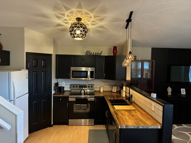 Photo - 9318-9130 AvenueUpper