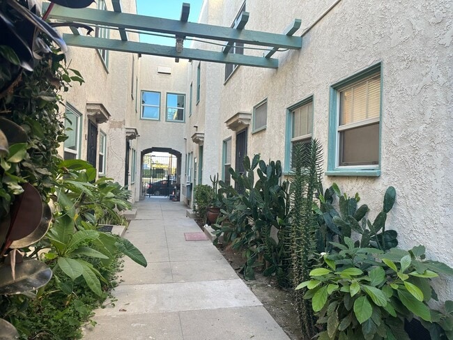 Building Photo - Fourth Street Unit 4th St, #8