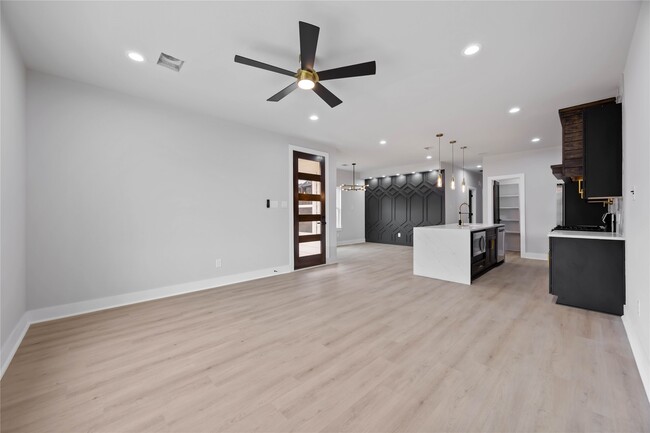 Photo - 8310 Mariah St