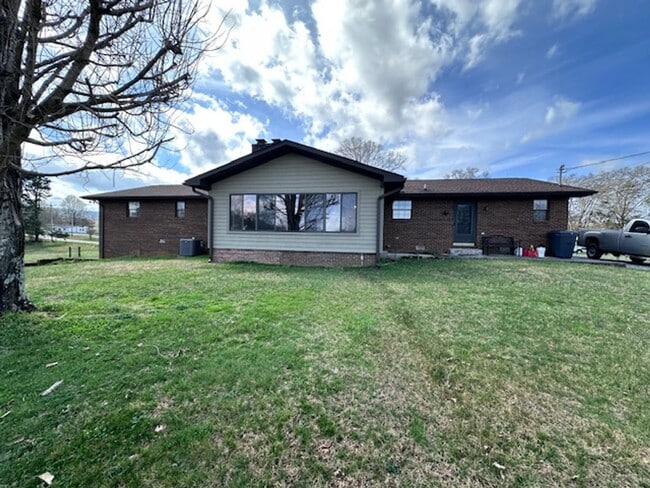 Photo - Maryville 37803 - 5 bedroom, 3 bath home - Contact Karen Robertson (865) 454-7626