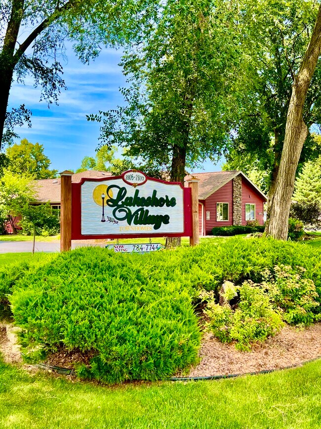 Building Photo - 2807 Lakeshore Dr Unit 2805 LakeshoreDr.#11 Rental