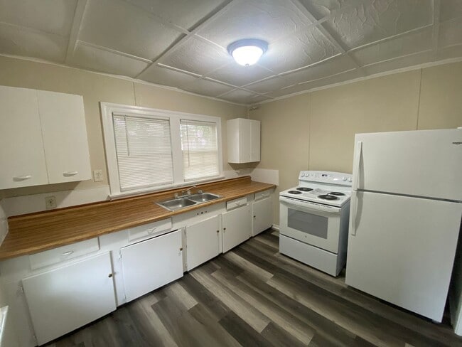 Photo - Unique Garage Studio Unit in St. Nicholas Area!