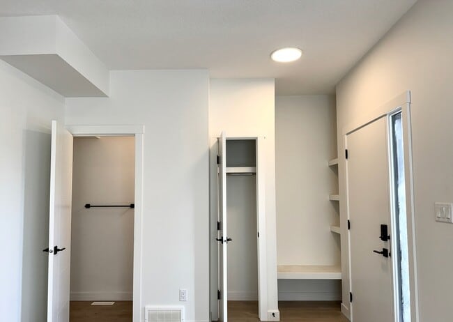 Photo - 14405 127 St