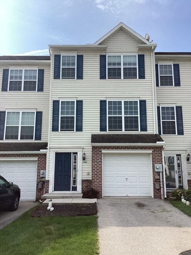 Building Photo - Bright 3 Bedroom, 2.5 Bath Townhome in Spring Grove Schools!!