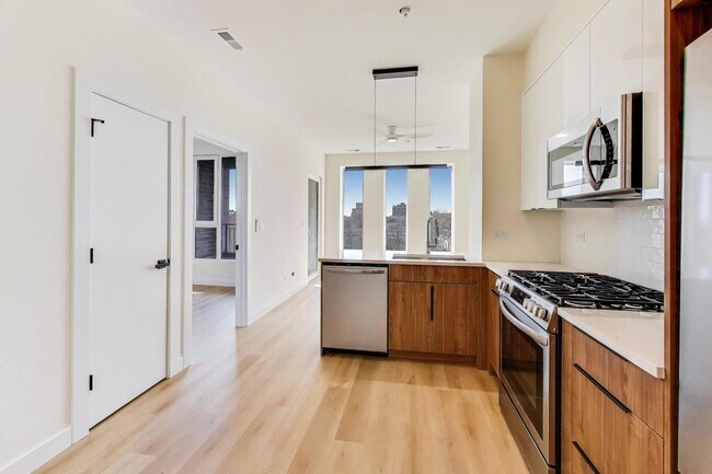 Photo - 1950 W Lawrence Ave