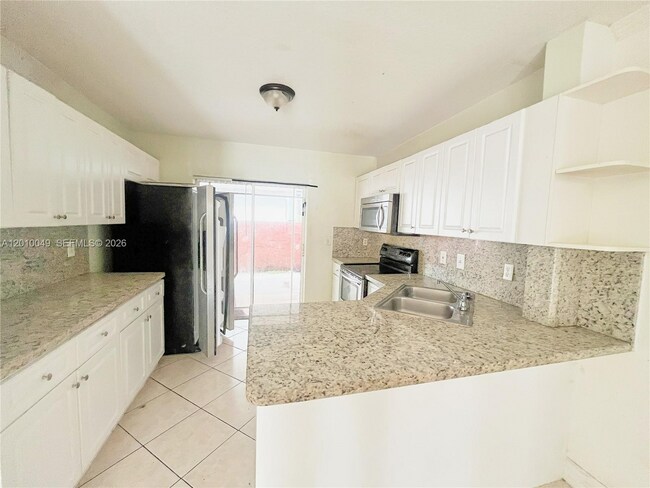 Photo - 11051 W Okeechobee Rd Unidad 10-1