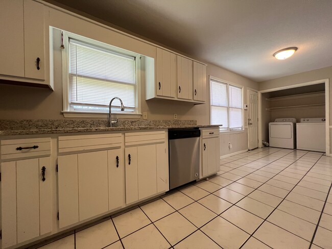 Photo - 809 Robin Hood Trail