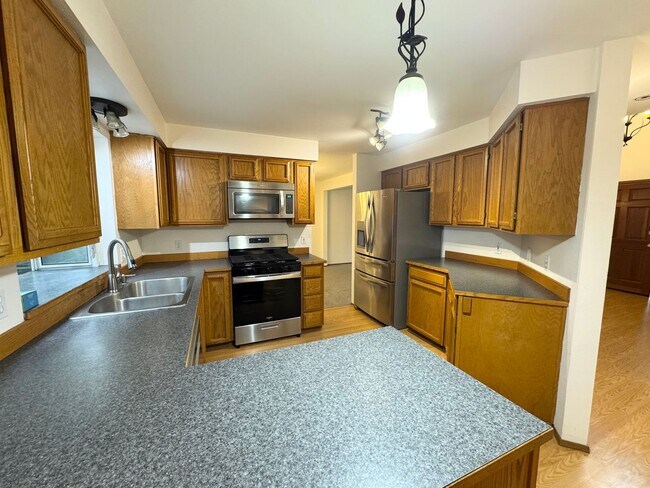 Photo - Spacious 4 bedroom plus den, 2.5 bath home Lakeland hills featuring mountain views