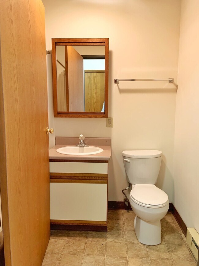 Photo - STUDIO Apartment, Hardwood Floors, Tall Ceiling, Downtown Waukesha! Unidad F