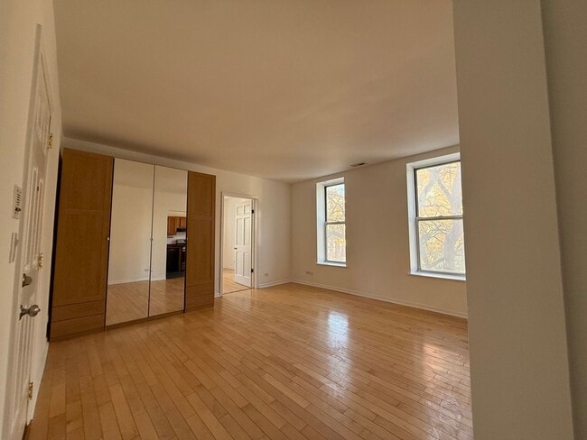 Photo - 1401 W Erie St Unit 1401 W Erie 2F