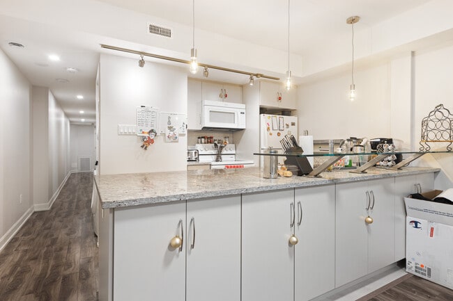 Photo - 476 Sunnyside Av