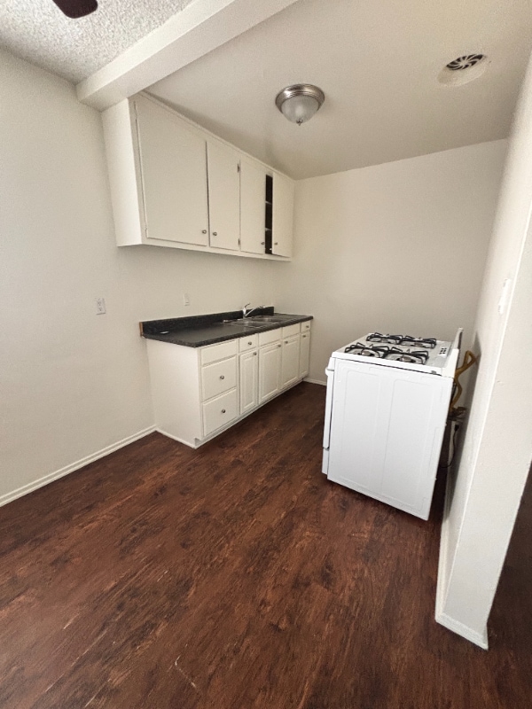 Building Photo - 950 S Gilbuck Dr