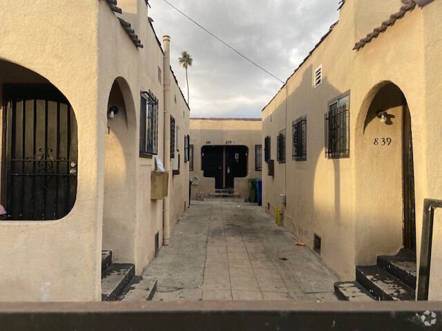 Building Photo - 839-841 W 83rd St Rental