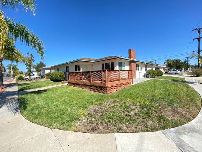 Building Photo - 8BD/3BA, Lots of Parking! Rental