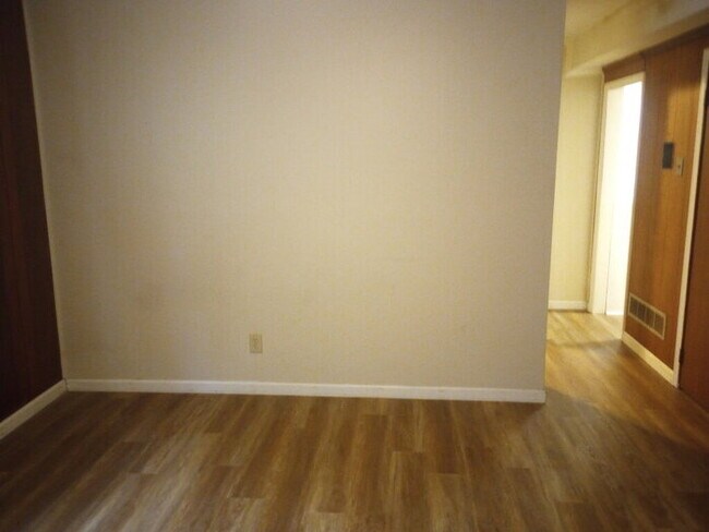 Photo - 706 W Lee Rd