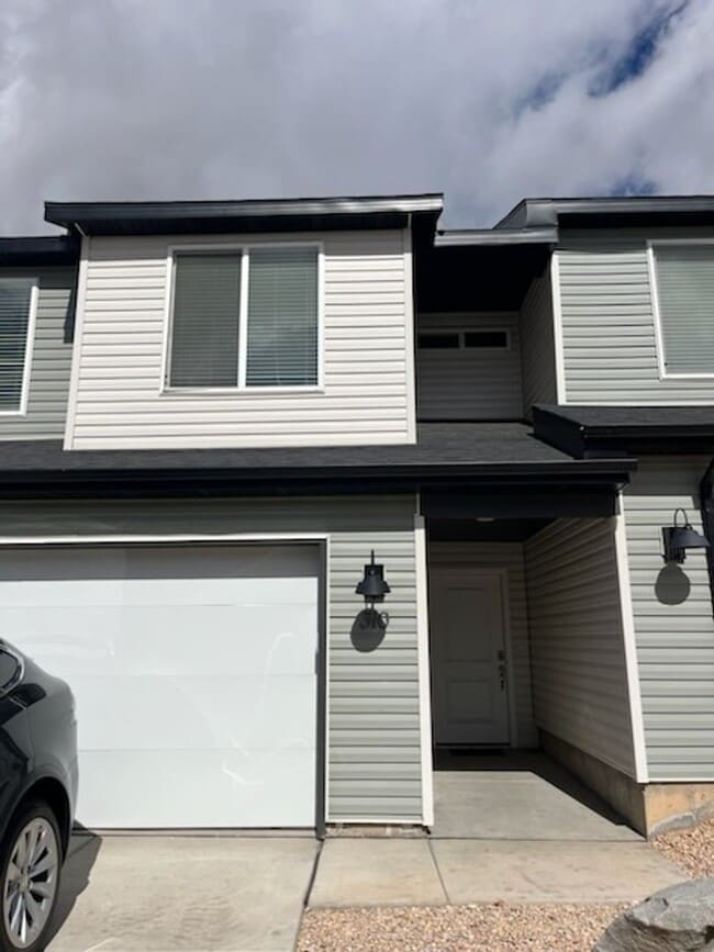 Building Photo - Charming Townhome