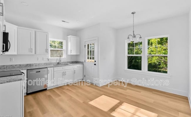 Photo - 107 Roanoke St