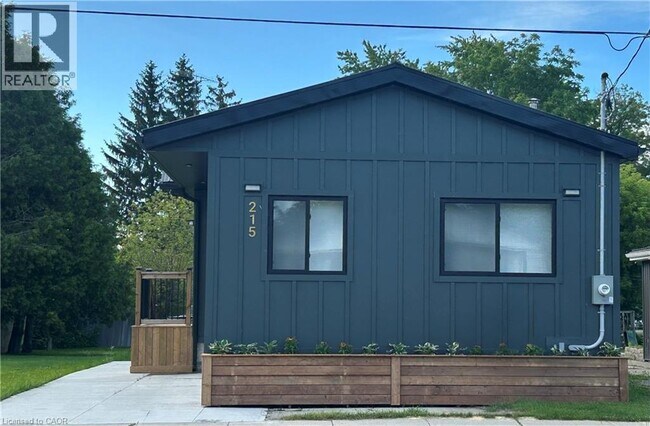 Photo - 215 Winstanley St