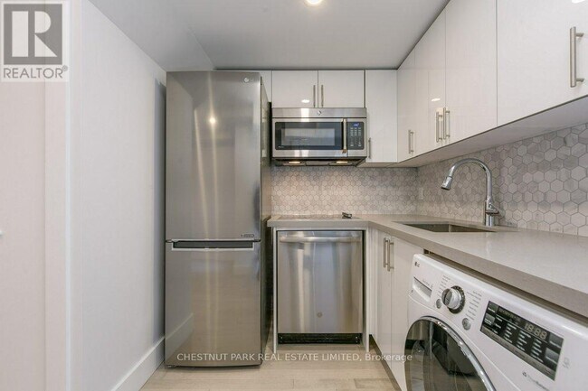 Photo - 379 St Clarens Ave Unité Main