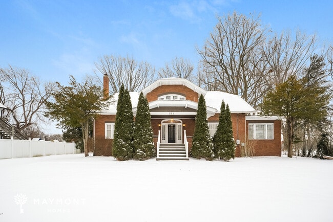 Building Photo - 231 31st St NW