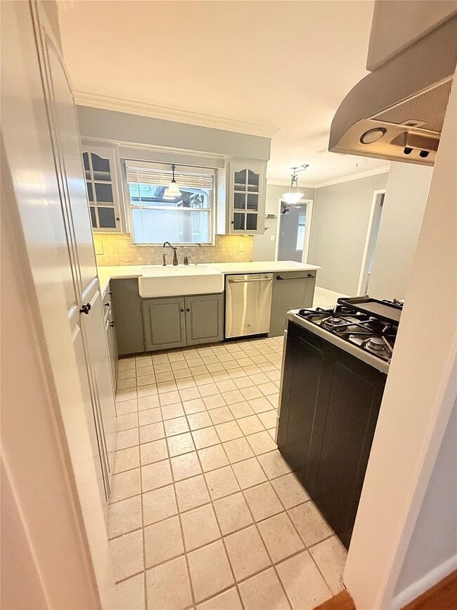 Photo - 4833 Hazelton St