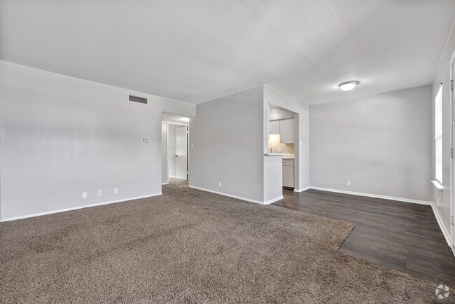 1BR, 1BA - 620SF - Living Room/Dining Room
