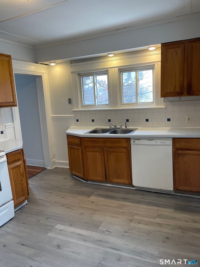 Photo - 184 Meriden Rd