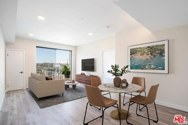 Photo - 1111 N Kenmore Ave Unit 103