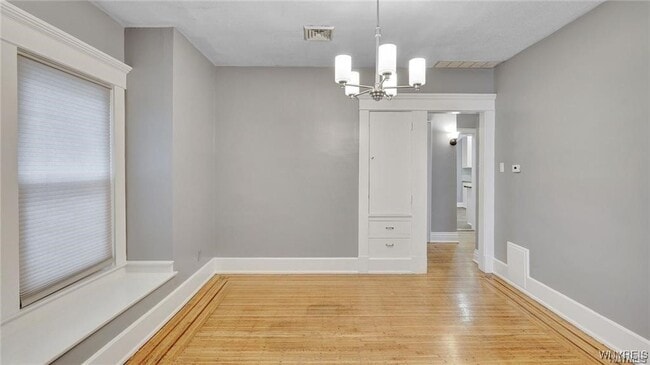 Photo - 2528 Main St