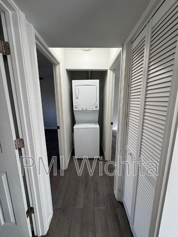 Photo - 422 W Mahoney Dr