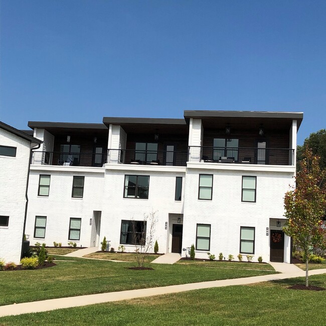 Building Photo - Contemporary 2BD 2.5 BA  3 Story Townhome with a View!