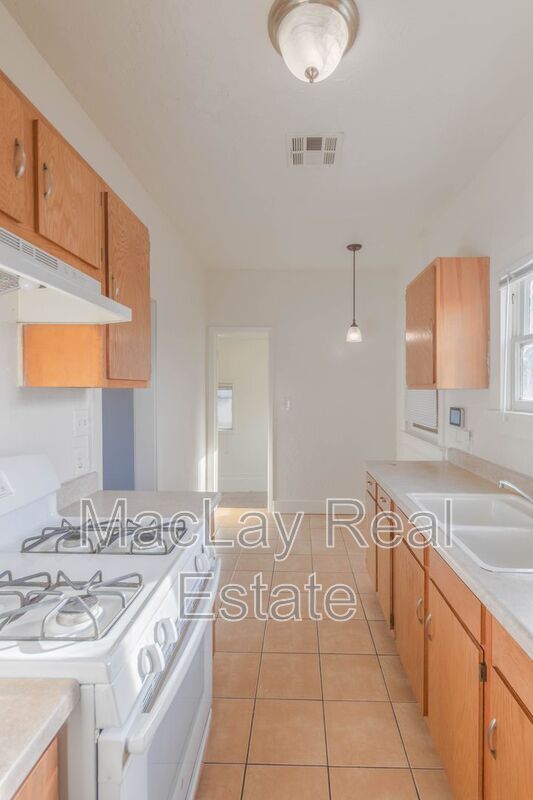 Photo - 2032 W Adams St