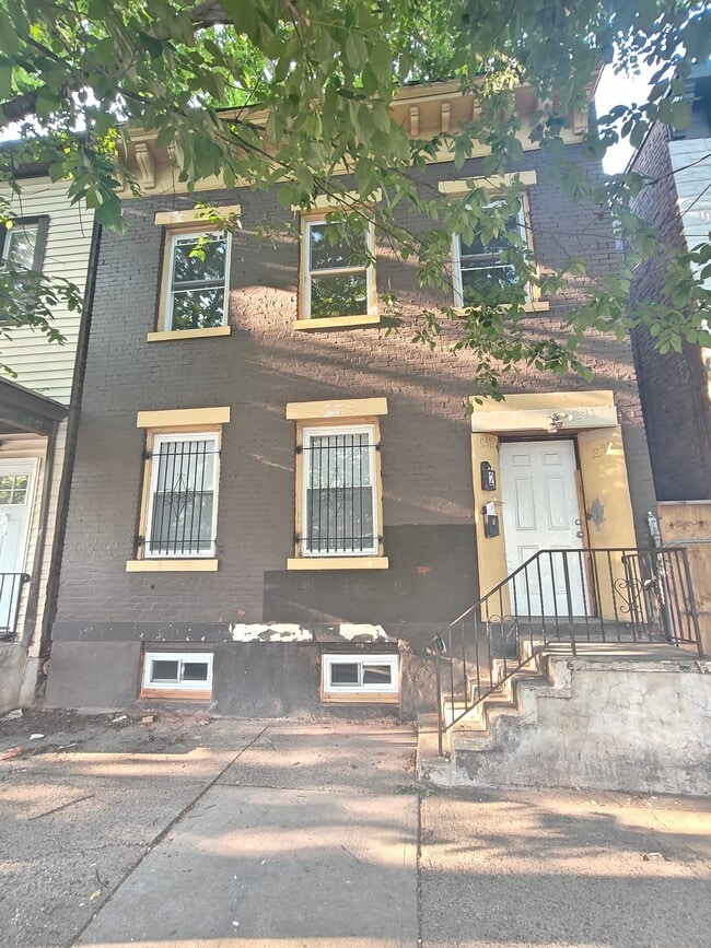 Building Photo - 291 W Runyon St
