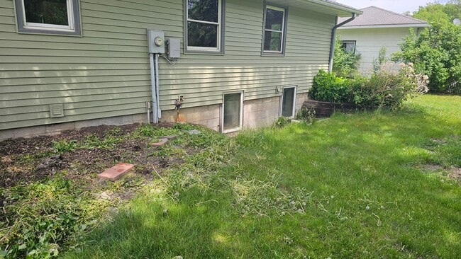 Photo - For Rent 5 Bed, 2 Bath, 2 stall garage, single family home