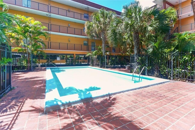 Building Photo - 365 NE 125th St Unit 302