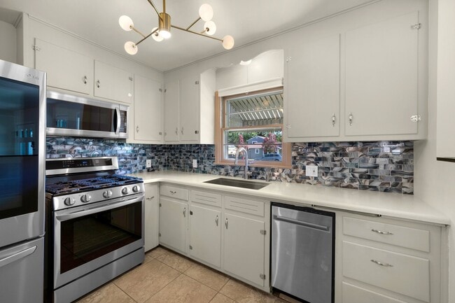 Full view with the sputnik mid mod lighting. - 114 N Foote Ave Unidad 114 N Foote Ave