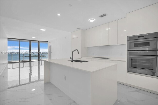 Building Photo - 700 NE 24th St Unit 1205