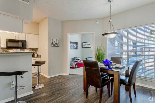 2Br,1Ba - 825SF - Blake - Área de comedor - Villas of Josey Ranch Apartments