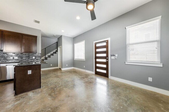 Photo - 7605 Providence Ave Unidad B