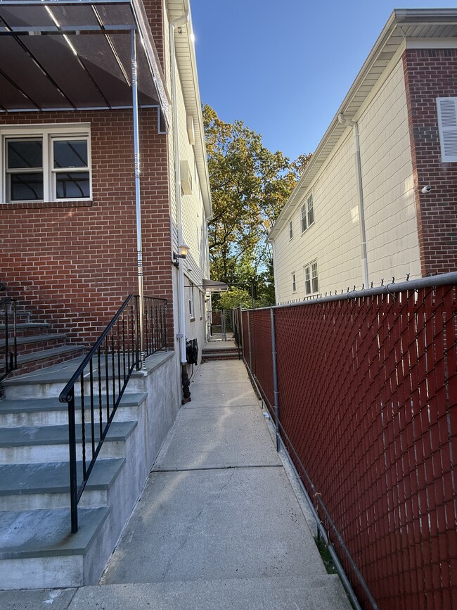 Building Photo - 336 Mile Square Rd Unit 1st