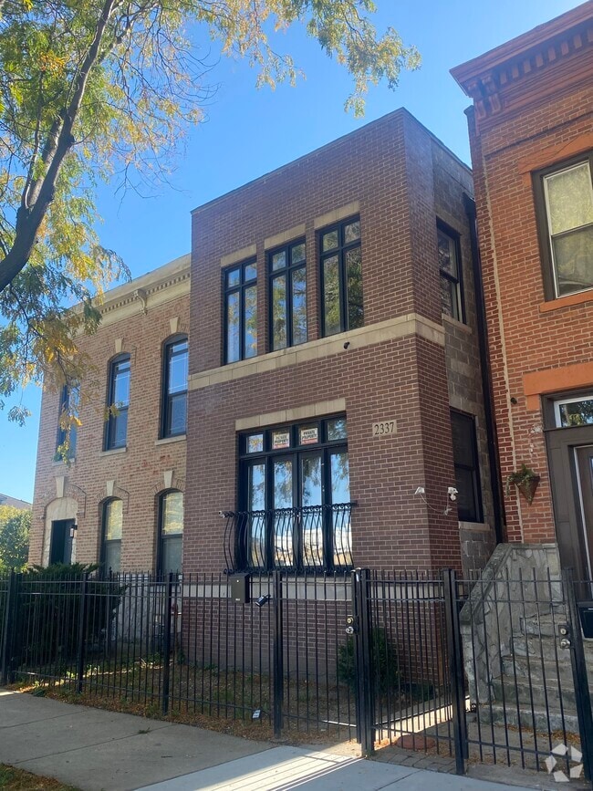 Building Photo - 2337 W Maypole Ave Rental